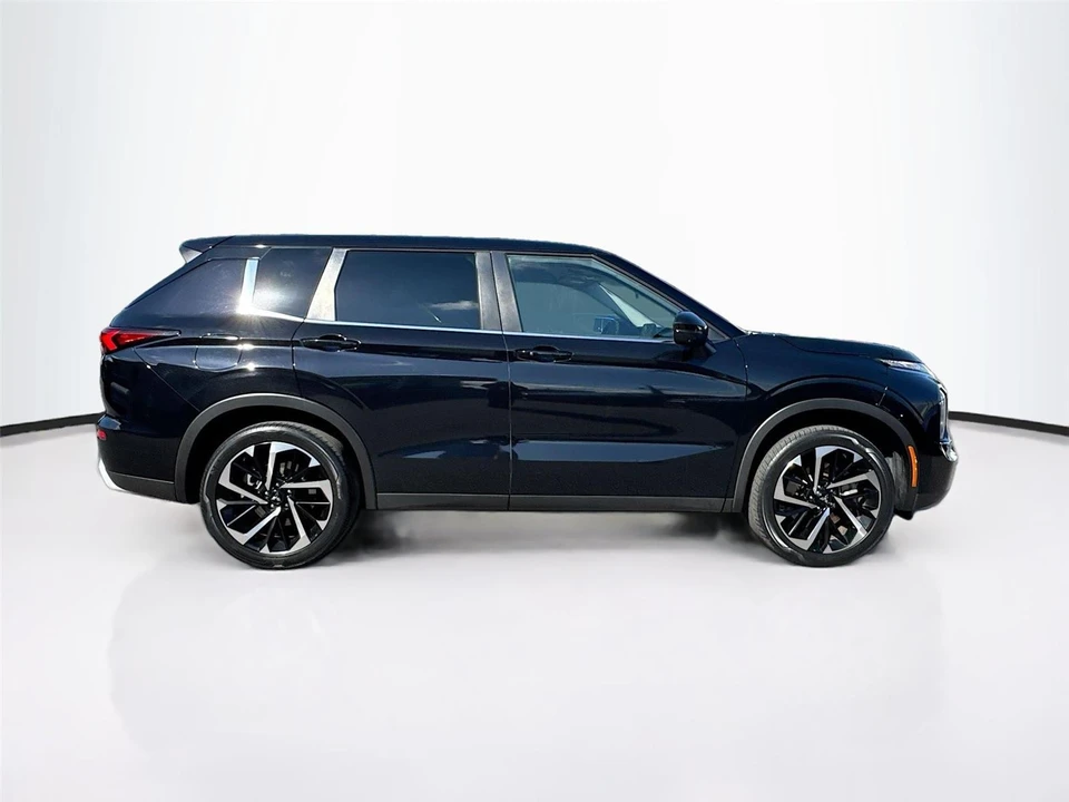 2022 Mitsubishi Outlander - Image 13 of 14