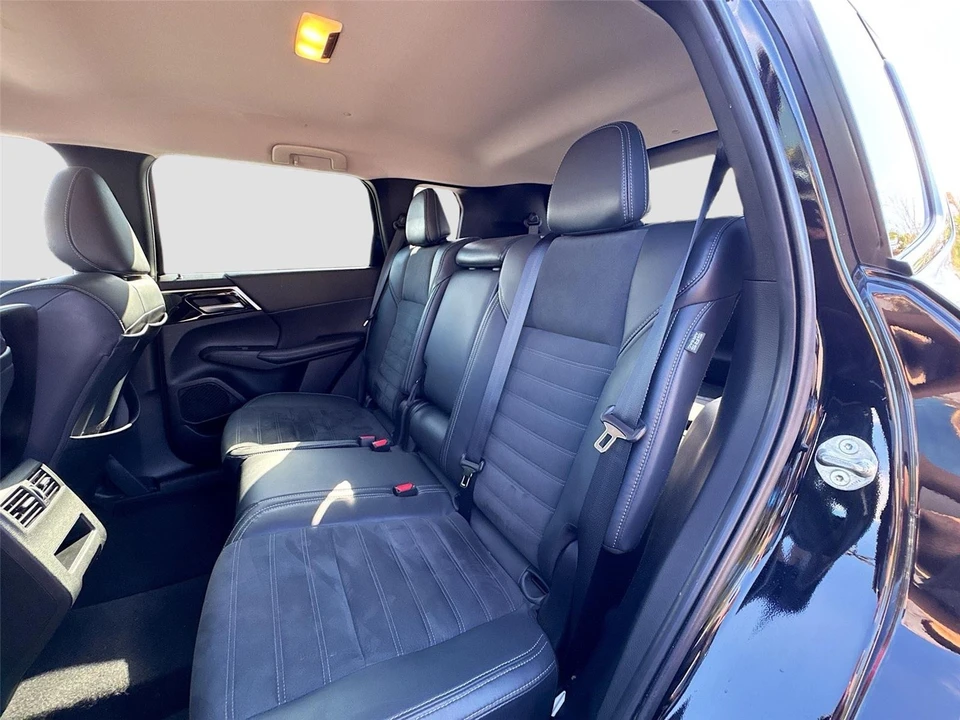 2022 Mitsubishi Outlander - Image 10 of 14