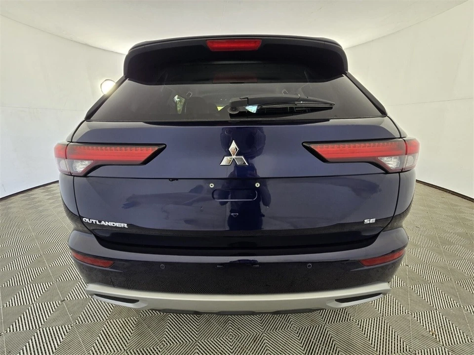 2022 Mitsubishi Outlander - Image 10 of 12