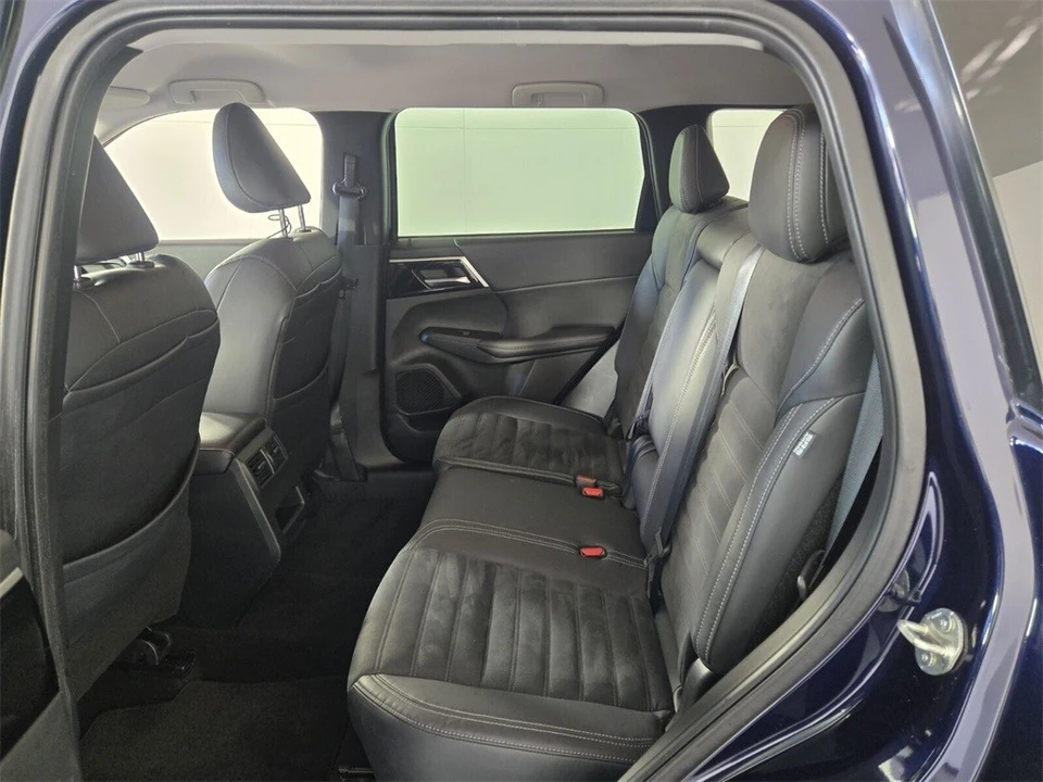 2022 Mitsubishi Outlander - Image 8 of 21