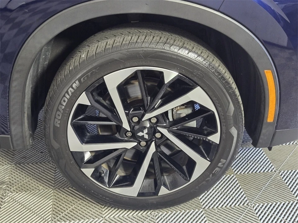 2022 Mitsubishi Outlander - Image 14 of 21