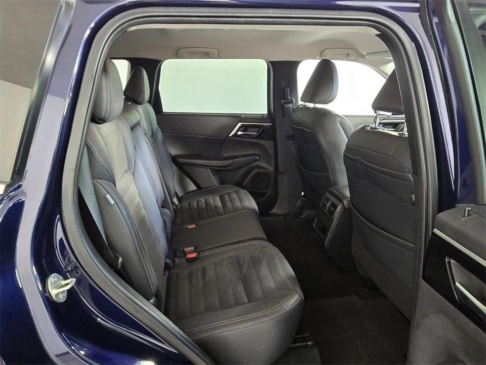 2022 Mitsubishi Outlander - Image 11 of 21