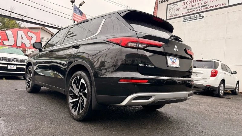 2022 Mitsubishi Outlander - Image 8 of 12