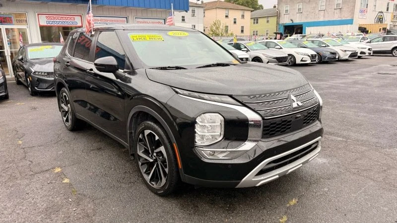 2022 Mitsubishi Outlander - Image 2 of 12