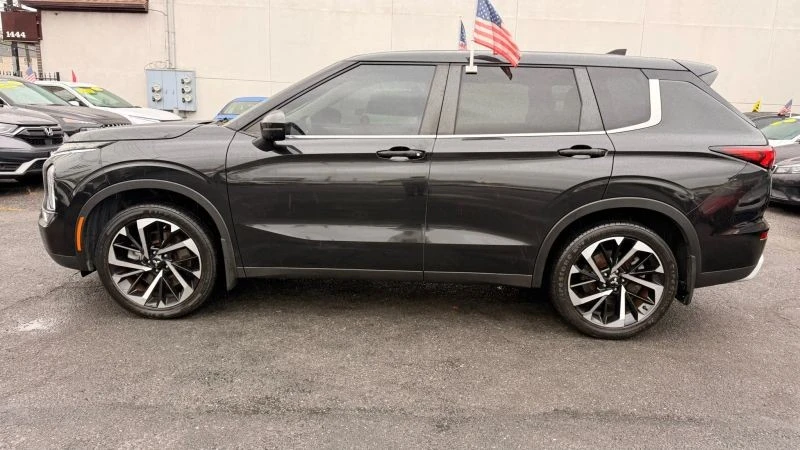 2022 Mitsubishi Outlander - Image 10 of 12