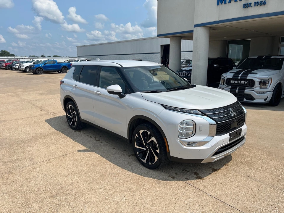 2022 Mitsubishi Outlander - Image 2 of 12