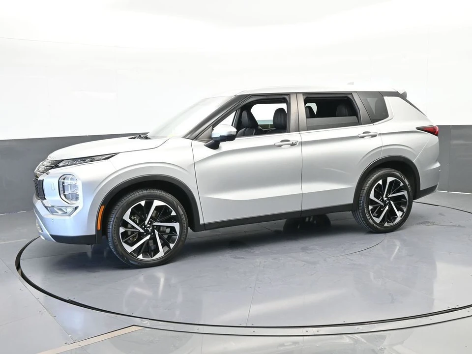 2022 Mitsubishi Outlander - Image 2 of 12