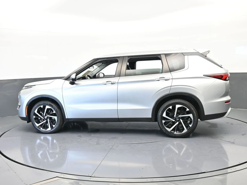 2022 Mitsubishi Outlander - Image 3 of 12