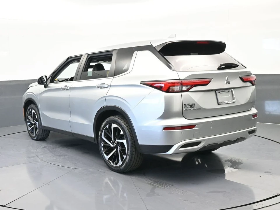2022 Mitsubishi Outlander - Image 4 of 12