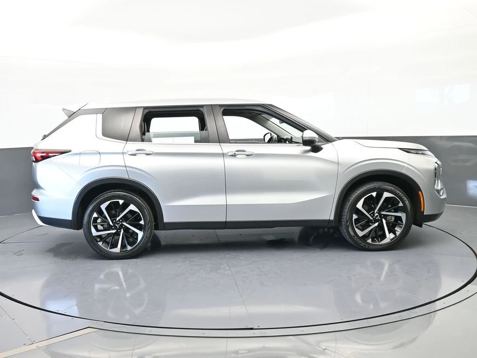 2022 Mitsubishi Outlander - Image 7 of 12