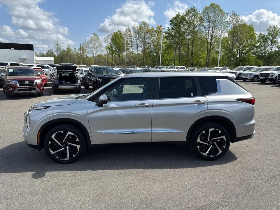 2022 Mitsubishi Outlander - Image 2 of 21