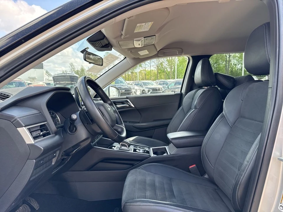 2022 Mitsubishi Outlander - Image 9 of 21