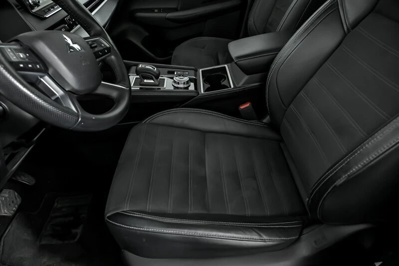 2022 Mitsubishi Outlander - Image 17 of 21