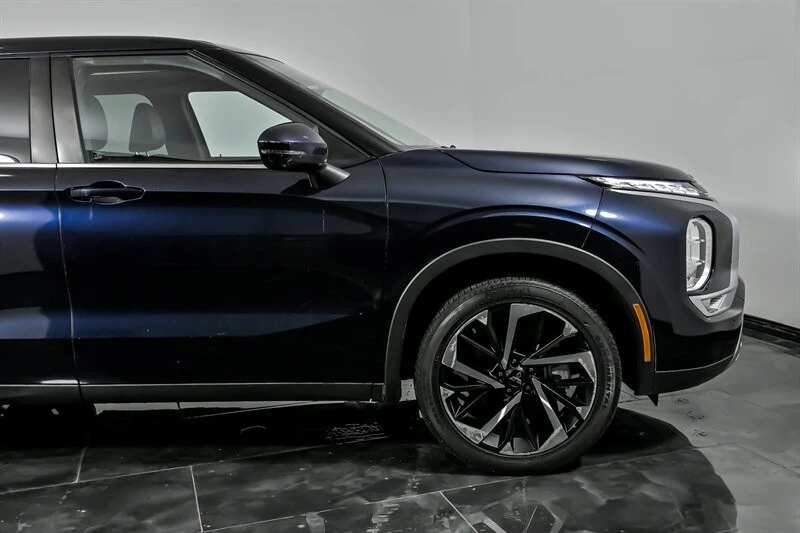 2022 Mitsubishi Outlander - Image 12 of 21