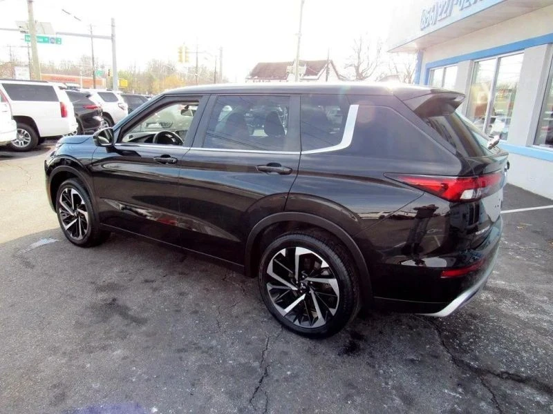 2022 Mitsubishi Outlander - Image 4 of 12