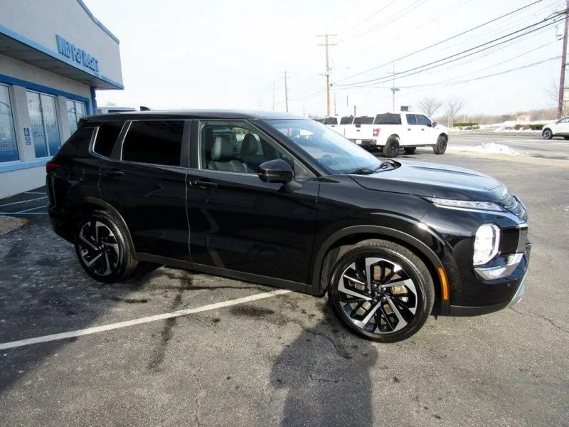 2022 Mitsubishi Outlander - Image 9 of 12