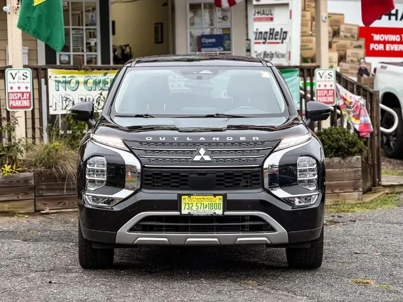 2022 Mitsubishi Outlander - Image 2 of 12