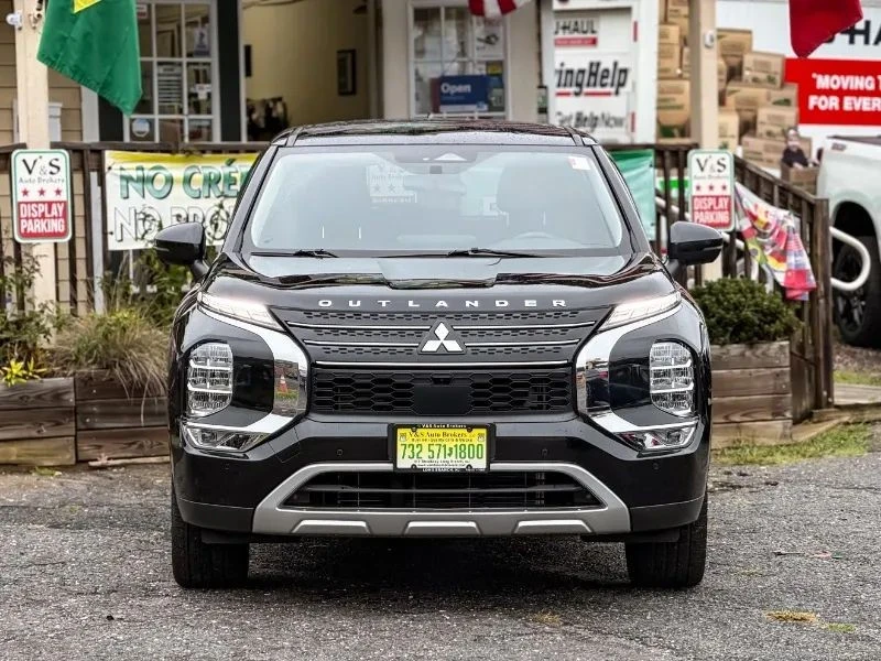 2022 Mitsubishi Outlander - Image 2 of 12