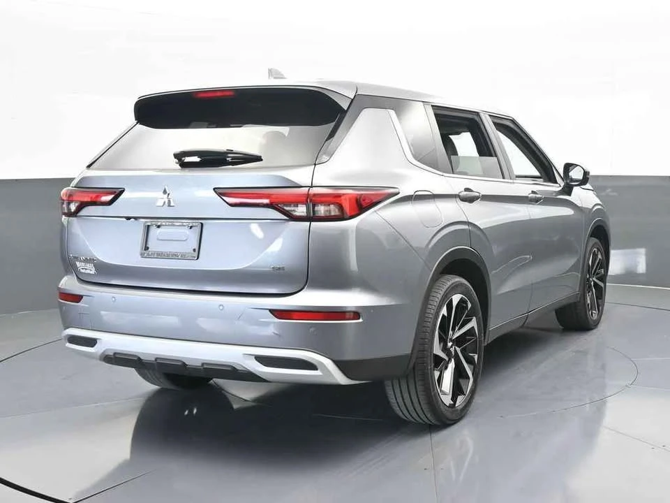 2022 Mitsubishi Outlander - Image 2 of 17