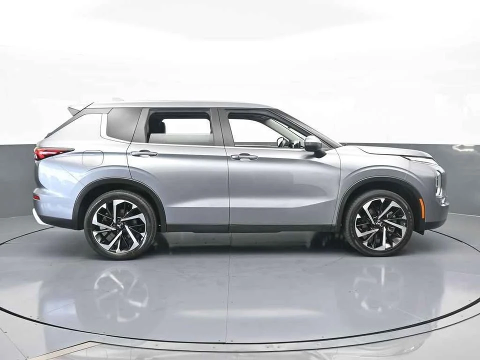 2022 Mitsubishi Outlander - Image 3 of 17