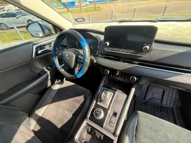 2022 Mitsubishi Outlander - Image 13 of 17