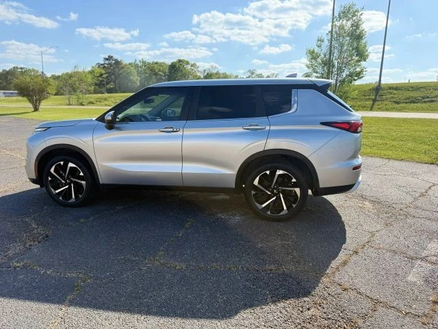 2022 Mitsubishi Outlander - Image 7 of 17