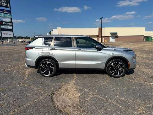 2022 Mitsubishi Outlander - Image 2 of 20