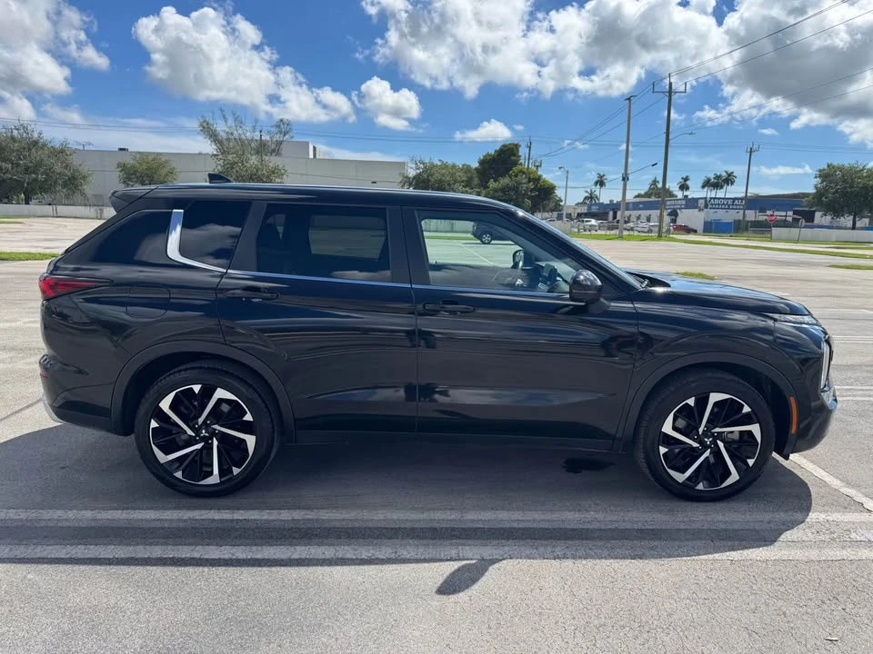 2022 Mitsubishi Outlander - Image 5 of 16