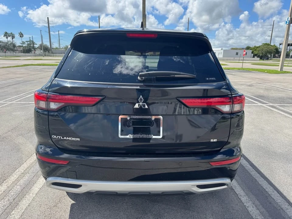 2022 Mitsubishi Outlander - Image 7 of 16