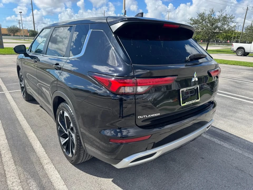 2022 Mitsubishi Outlander - Image 8 of 16