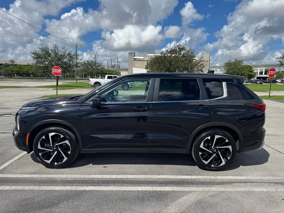 2022 Mitsubishi Outlander - Image 3 of 16