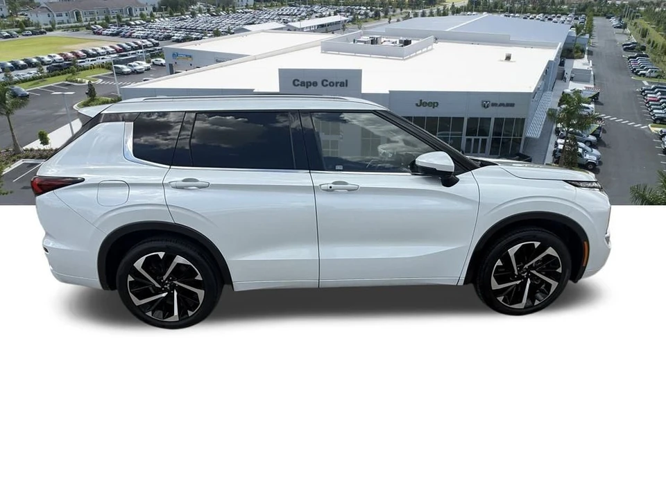 2022 Mitsubishi Outlander - Image 3 of 12