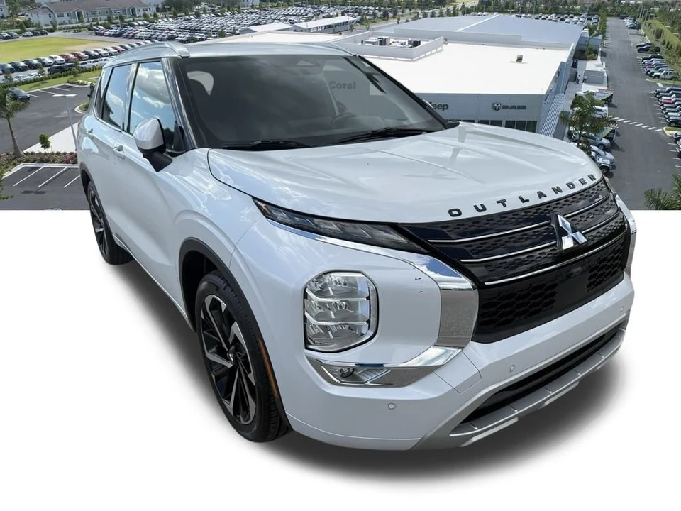 2022 Mitsubishi Outlander - Image 2 of 12
