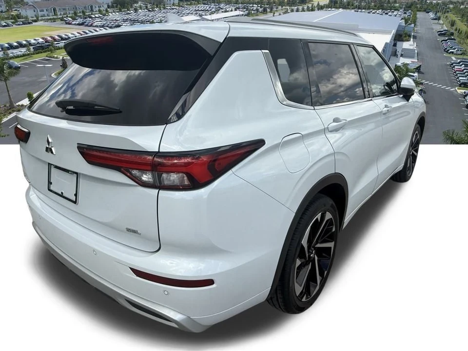 2022 Mitsubishi Outlander - Image 4 of 12
