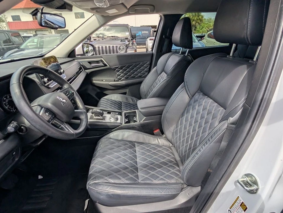 2022 Mitsubishi Outlander - Image 10 of 21