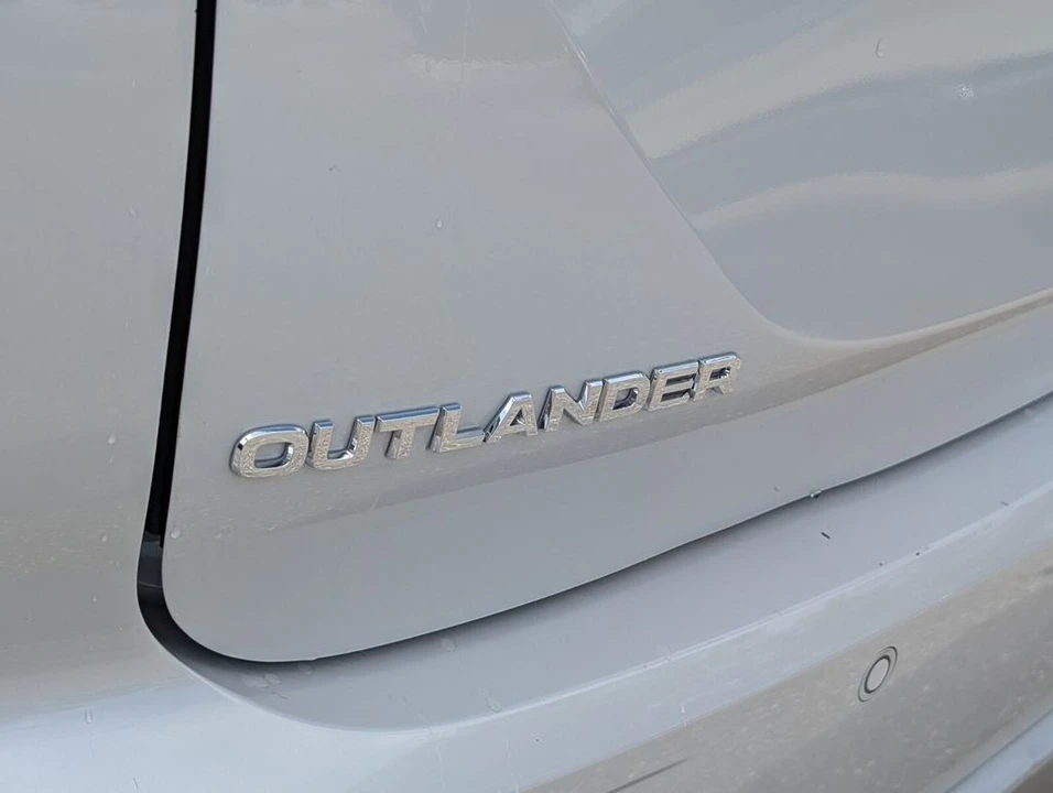 2022 Mitsubishi Outlander - Image 14 of 21
