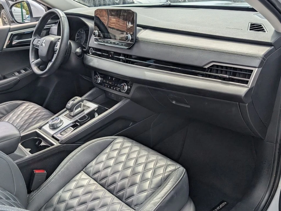 2022 Mitsubishi Outlander - Image 18 of 21