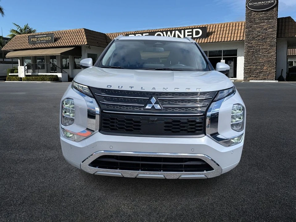 2022 Mitsubishi Outlander - Image 2 of 21