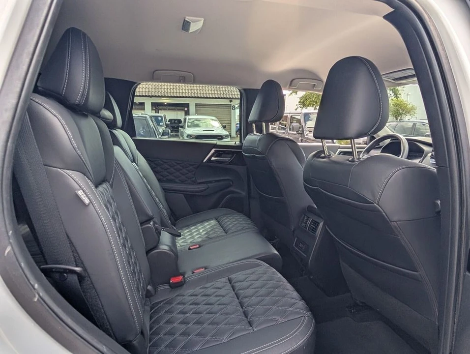 2022 Mitsubishi Outlander - Image 17 of 21