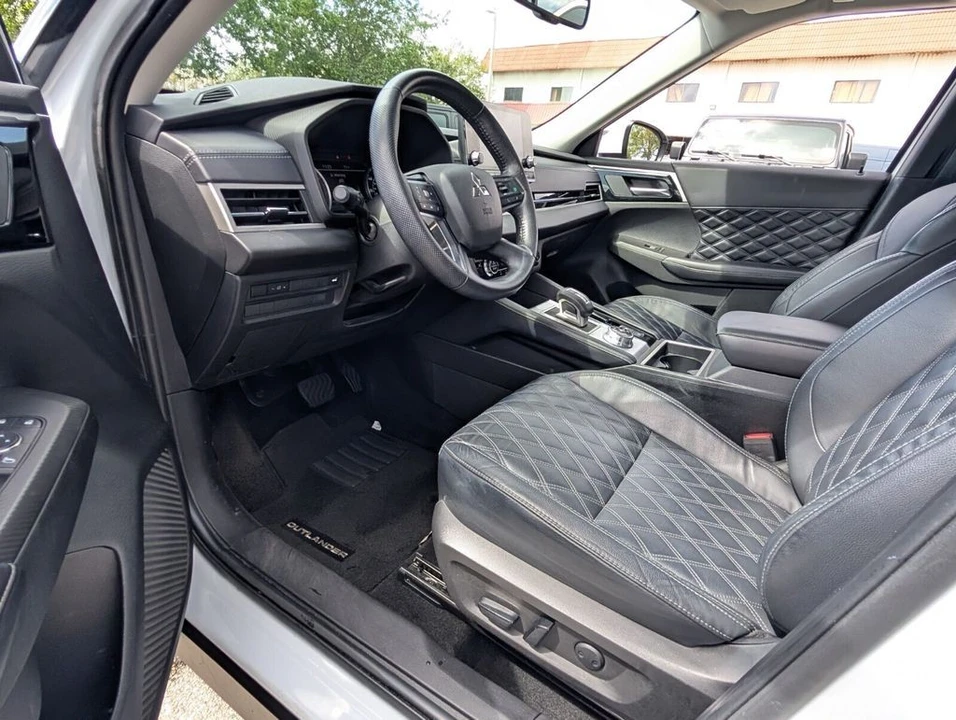2022 Mitsubishi Outlander - Image 11 of 21