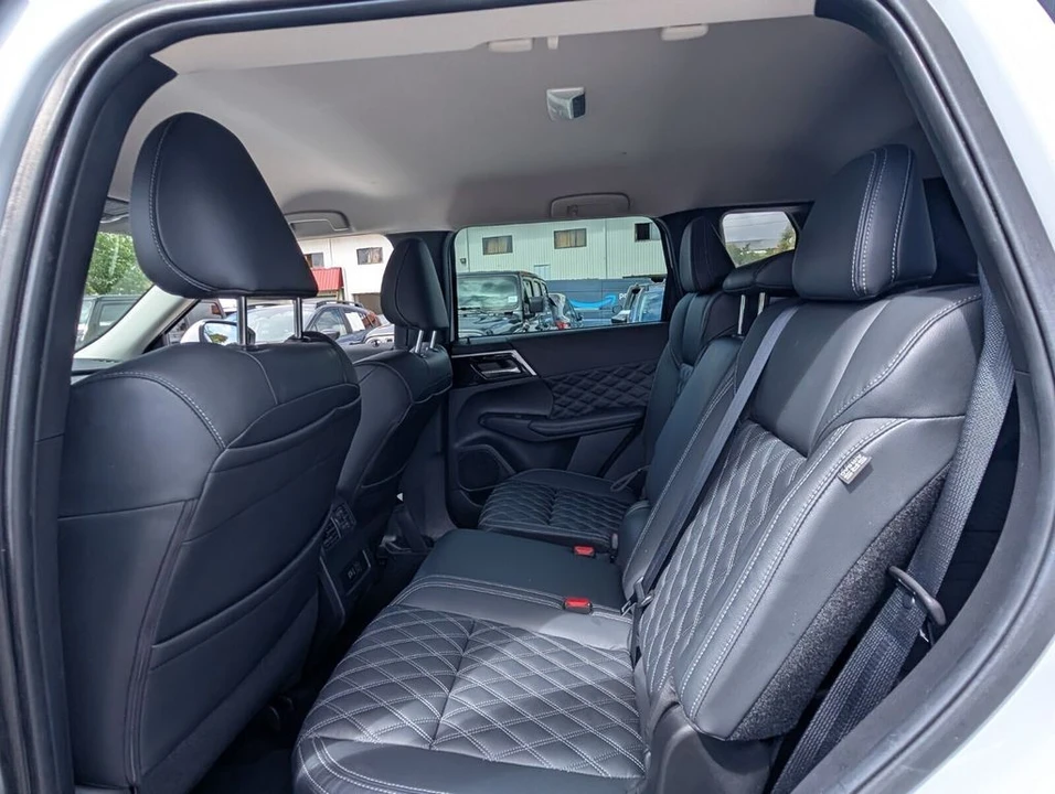 2022 Mitsubishi Outlander - Image 12 of 21