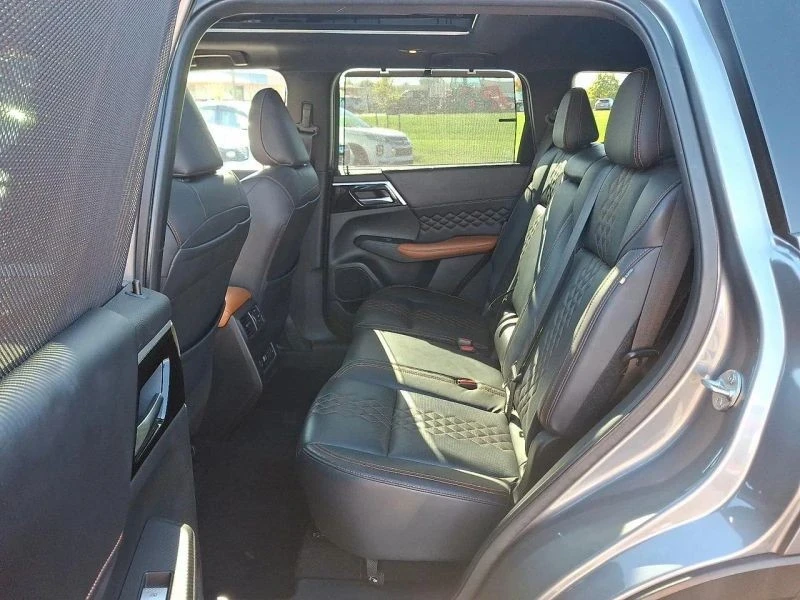 2022 Mitsubishi Outlander - Image 10 of 12