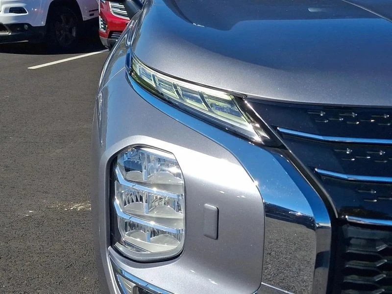 2022 Mitsubishi Outlander - Image 9 of 12