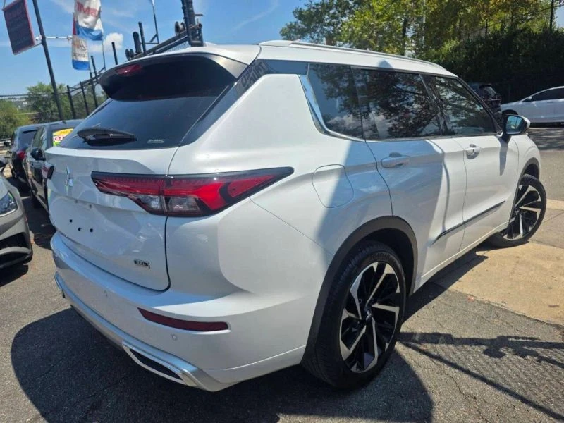 2022 Mitsubishi Outlander - Image 4 of 12