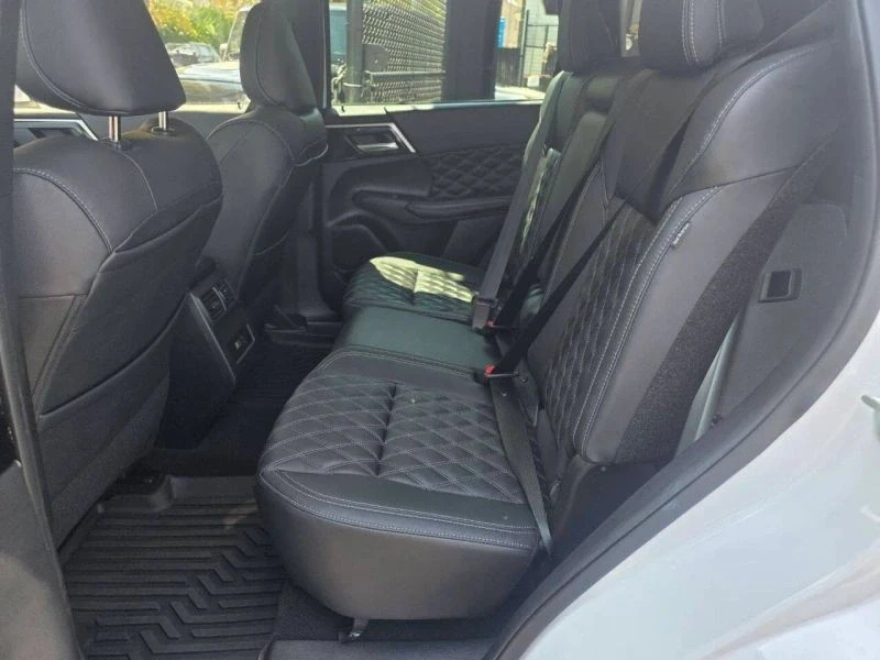 2022 Mitsubishi Outlander - Image 10 of 12