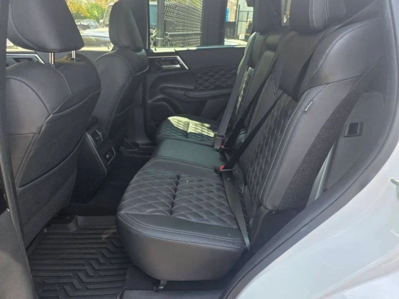 2022 Mitsubishi Outlander - Image 10 of 12