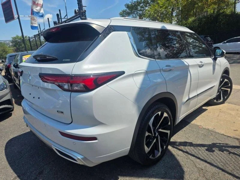 2022 Mitsubishi Outlander - Image 4 of 12