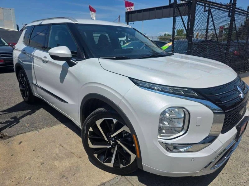 2022 Mitsubishi Outlander - Image 3 of 12