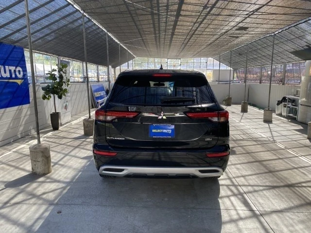 2022 Mitsubishi Outlander - Image 10 of 21