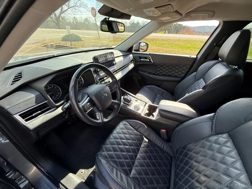 2022 Mitsubishi Outlander - Image 10 of 12